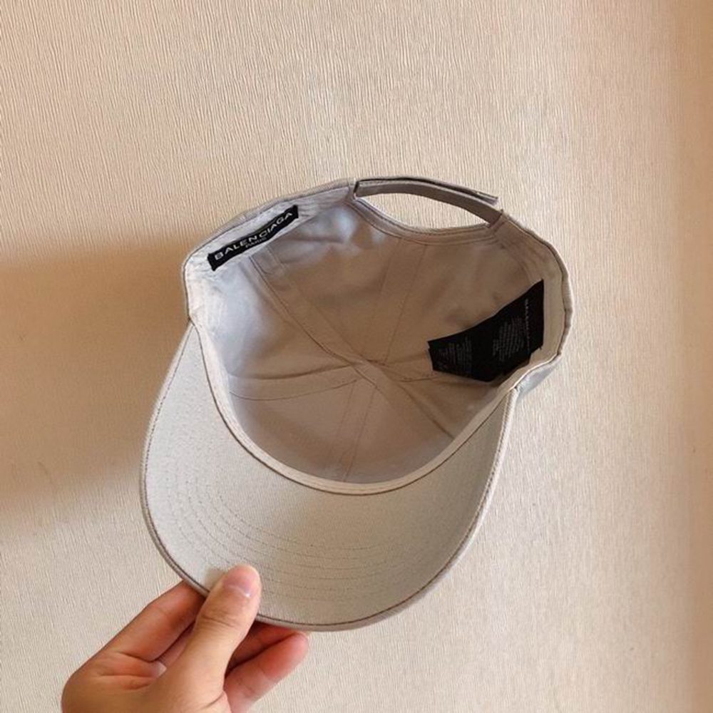 Ba*len*cia*ga hat
